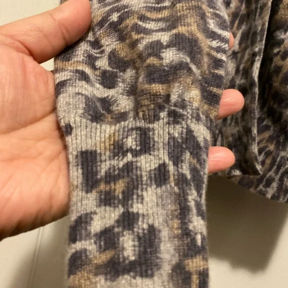 Women's Leopard Print Gray Long Sleeve Cashmere Silk Cardigan in Size Large - Picture 7 of 7